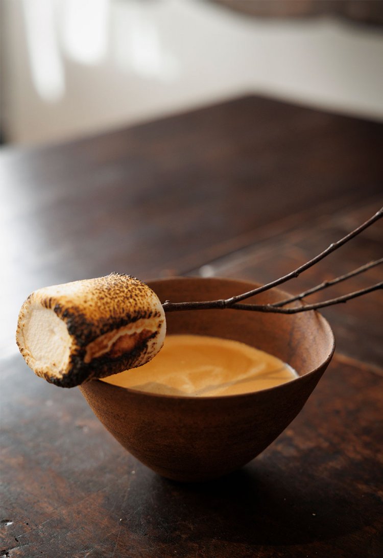 冬にうれしい焚火ラテ850円。