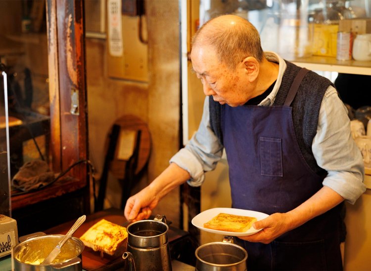 明さんが焼き、妻の絹代さんがレモンを乗せる。
