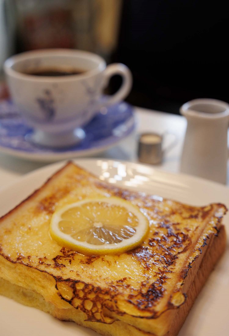 フレンチトースト600円、自家焙煎のコーヒー450円。13時以降はセットで800円。