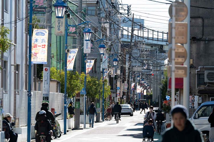 二子玉川商店街通りは、老若男女多様な人々が行き交う。