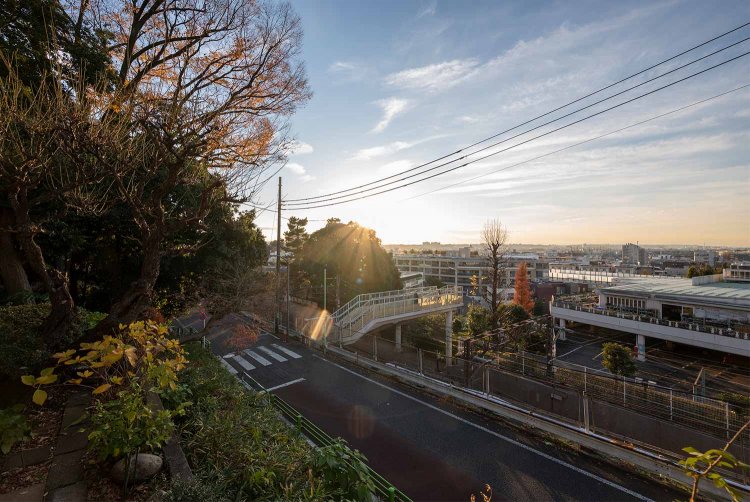 『Shiki 地水火風空』のテラスから望む風景。「天気次第で富士山も見えるんです」と、ナナさん。街と自然を一度に感じる。
