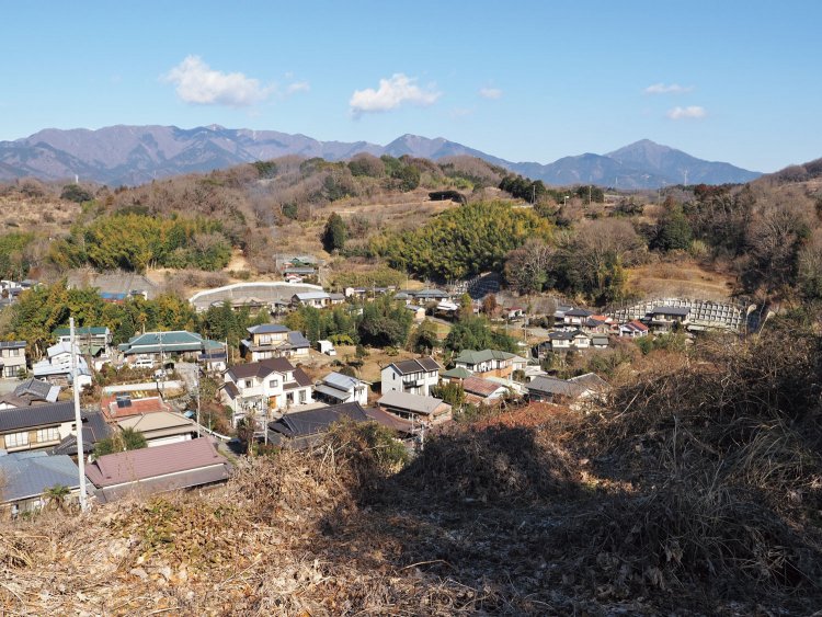 了全山に登ると、集落を一望できる。かつては藁葺きの民家が並んでいた篠窪集落は昭和30年代が全盛期だった。