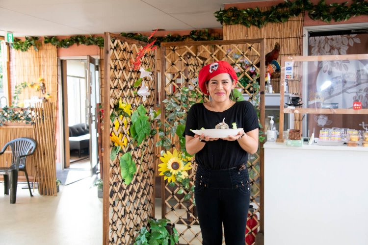 日系ペルー人の西坂ハルミさんがおもてなし。