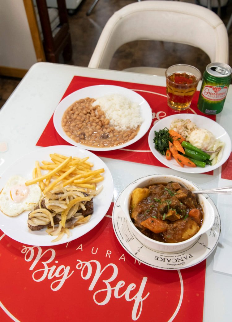 ブラジル人の大好物、牛イチボステーキ2070円（左下）。牛テールとじゃがいも、人参、玉ねぎのトマト煮込みハバータ2079円（右下）。どちらもアラカルトで、米と豆、サラダ食べ放題。