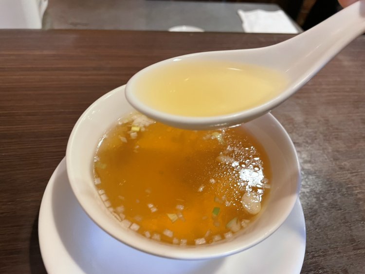 澄んだ黄金色のスープ。