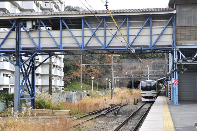 田浦駅下り線から見る専用線と貨物側線の跡。横須賀線と連絡していたポイントは既に撤去済みである。側線は枯草に覆われていて、ずいぶんと人の手が入っていないようだった。