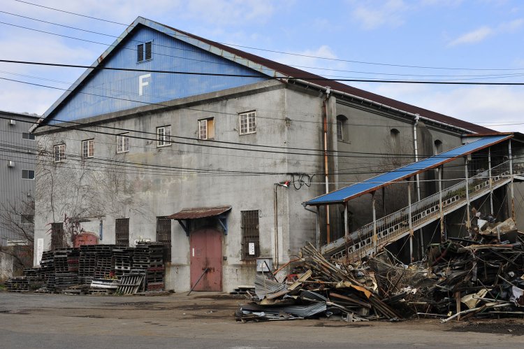 別角度からF倉庫を。使用目的が軍需物資から民間用に変化して倉庫もカスタマイズされているようだ。倉庫群の存在も大変気になるが、会社の倉庫でもあるので近寄るのに躊躇する。