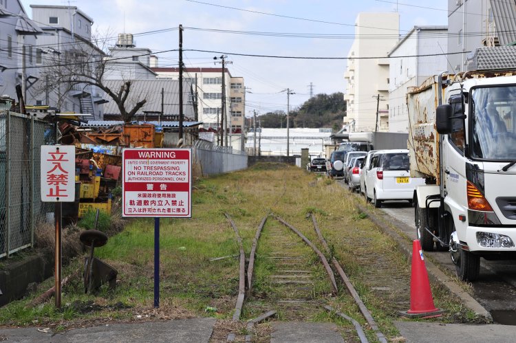 警告看板の先は海上自衛隊艦船補給処となっている。専用線はこの場所で複線となっていることから、荷役作業を行う場所であったと思われる。