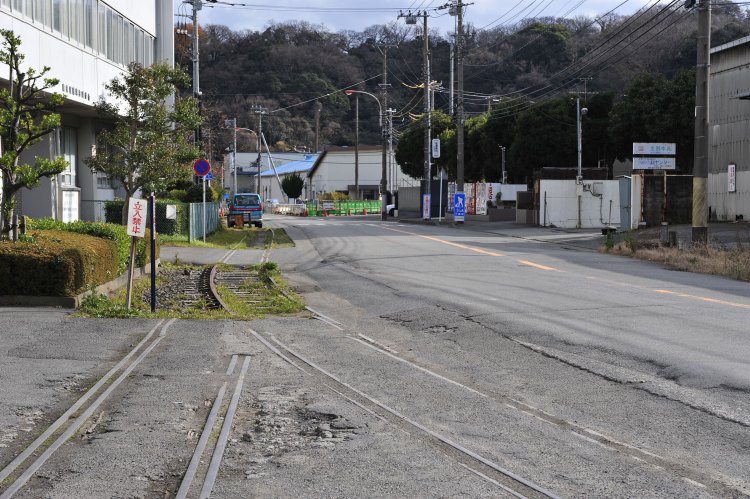 上写真から振り返って。ポイントは撤去されてカーブレールとなっていることから、右側（すなわち３つ上の写真へ至る）の線路はしばらく使われていたのでは？