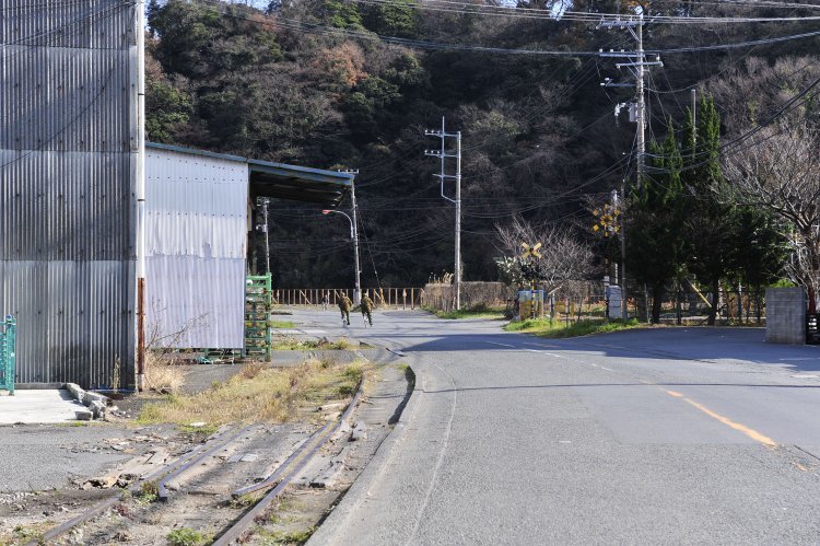 比与宇トンネルへ向かう。線路は土に埋もれつつも残っている。先には踏切がある。ここで線路が十字交差していたが、その辺りは後述する。