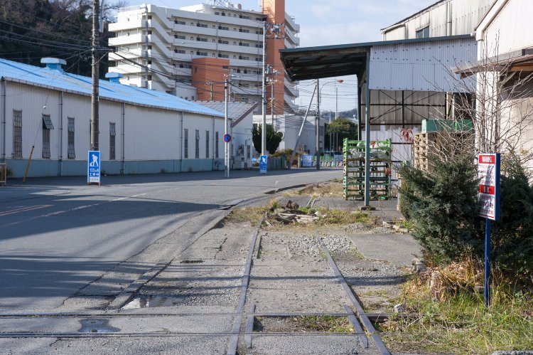 専用線同士が交わる地点は十字交差となっている。踏切部分の線路は撤去されたが、十字交差部分の線路は残されている。