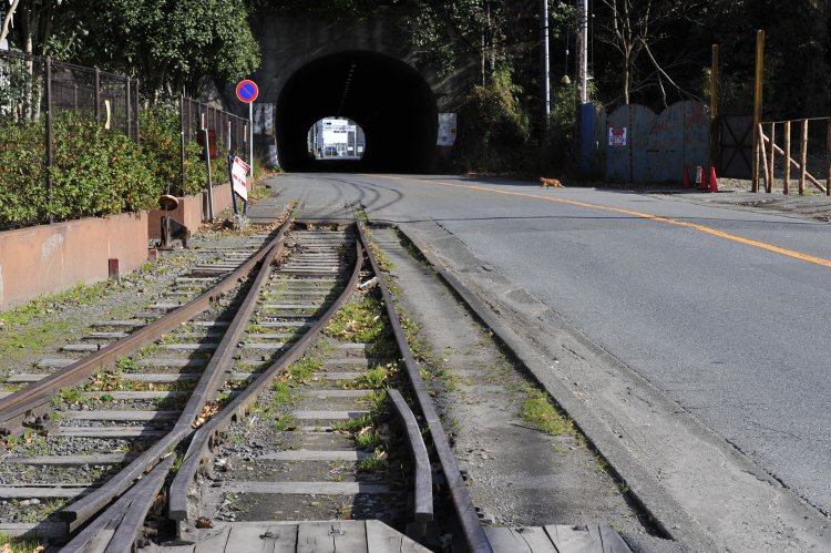 比与宇トンネルへ至る線路。手前にポイントが残っていた。ここは2023年現在、道路改良工事によって失われているという。