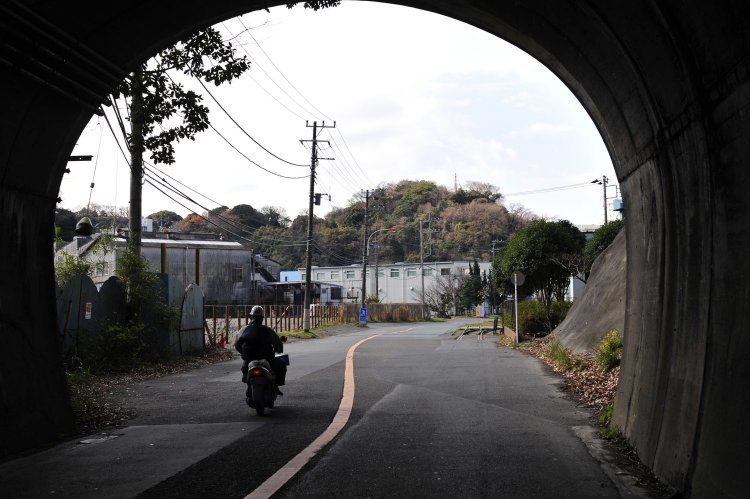 比与宇トンネル内から。歩道もない狭いトンネルである。右手にはうっすらと線路が埋められた痕跡が残っていた。この痕跡も改良工事によって消えたと思われる。