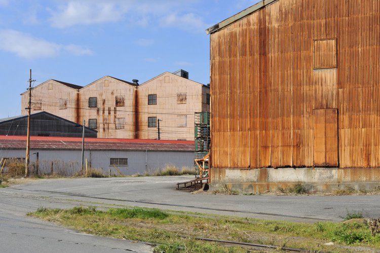 海軍時代から残っている倉庫と線路。