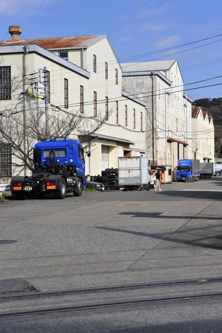 吾妻橋付近から見た海軍時代の倉庫群。この辺にも線路があった。