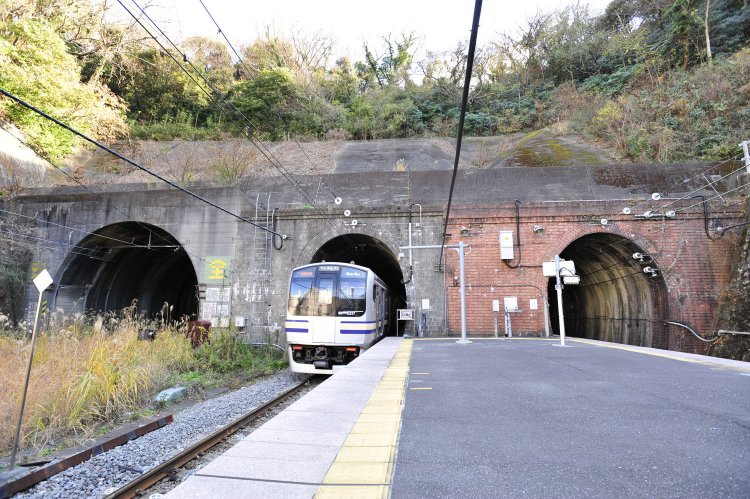 反対側の七釜トンネルは右から明治、大正、昭和と三世代のトンネル坑口がある。左手の昭和製複線トンネルが、今回主役の長浦港へ続く専用線の跡である。