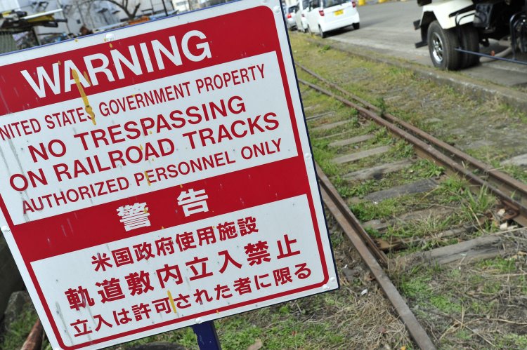 いきなり現れる米軍基地関連の警告看板。といっても周囲にそれらしい米軍施設は見当たらないし、警備員もいなかった。