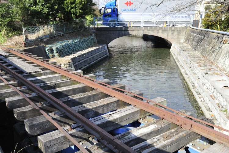 途中には川に架かる橋梁もあった。地図では吾妻橋の部分である。この橋梁は既に撤去されている。