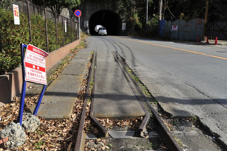 この写真に写る線路も既に過去のものである。今は道路となっているが、10数年前まではこのように線路が残っていた。線路はアスファルトに埋もれてトンネルへと伸びていた。