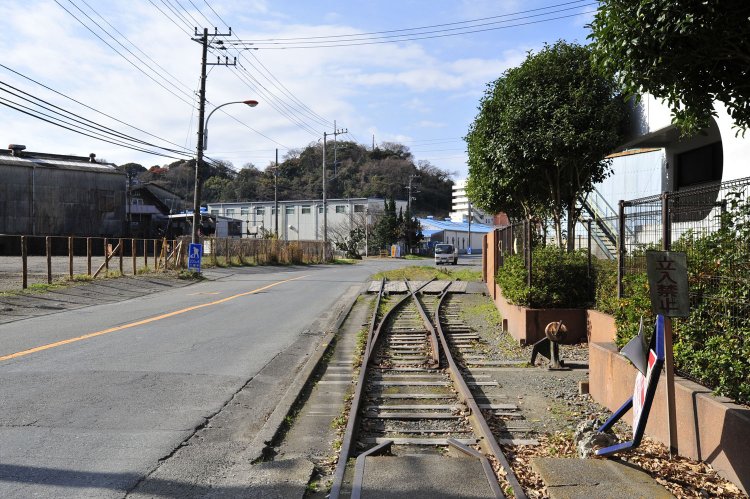 ポイントを反対側から見る。右手は長浦ポンプ場で、今も同じ位置にある。ただし線路もポイントも既にない。
