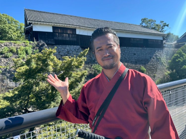 地震の傷跡が生々しく残る、数寄屋丸二階御広間と土台の石垣。