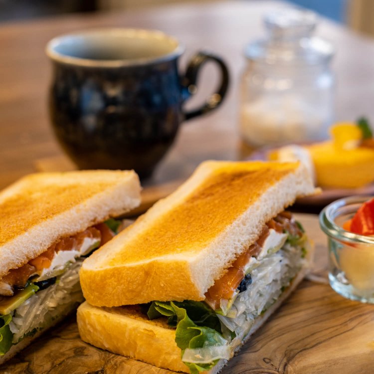 断面の厚みに驚く喜連川サンド900円（ピクルス付き）。ドリンクとミニデザート付きのセットは1100円。