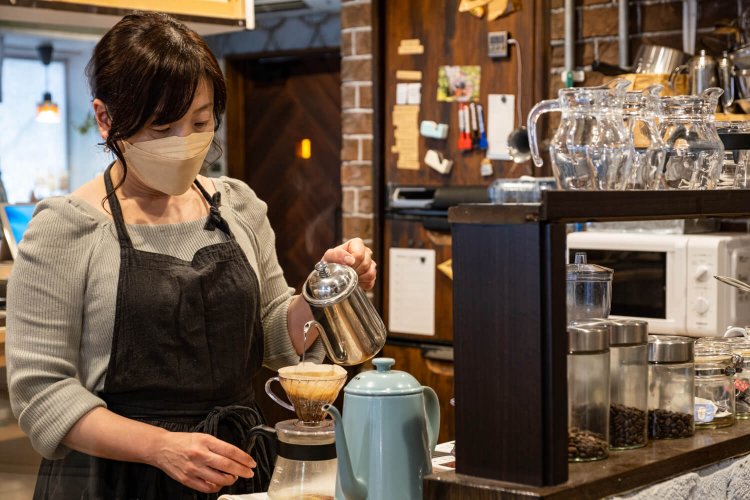 店長の石川美紀さん。「焼きたてマフィン280円～も好評です」。