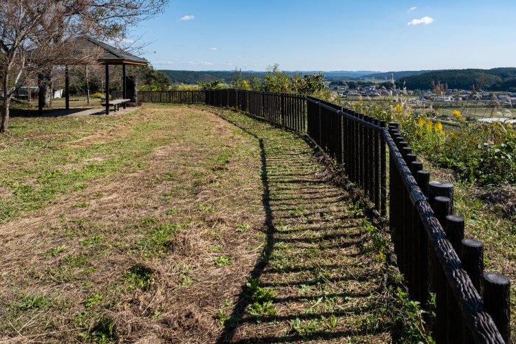 眺めがよく、広々とした公園頂上部。かたわらにはあずま屋も立つ。