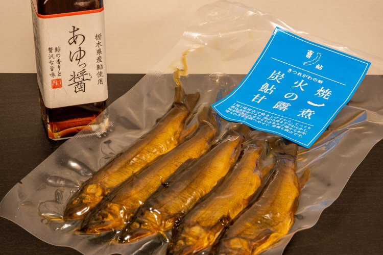 秘伝のタレで煮込んだ炭火焼鮎の甘露煮 小サイズ810円（右）と、あゆっ醤 120㎖ 864円。