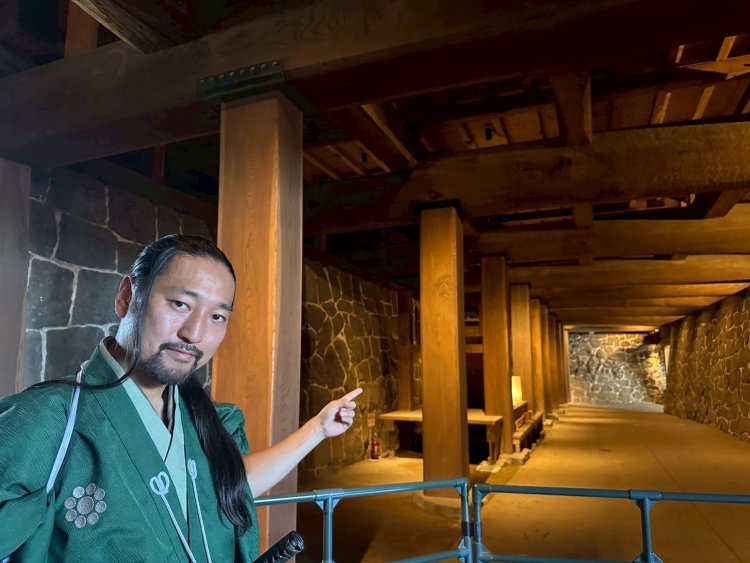 通路の上に建つ本丸御殿は、細川家が保管していた資料を基に2008年に復元されました。故に、瓦には細川家の九曜紋があしらわれておりまする。