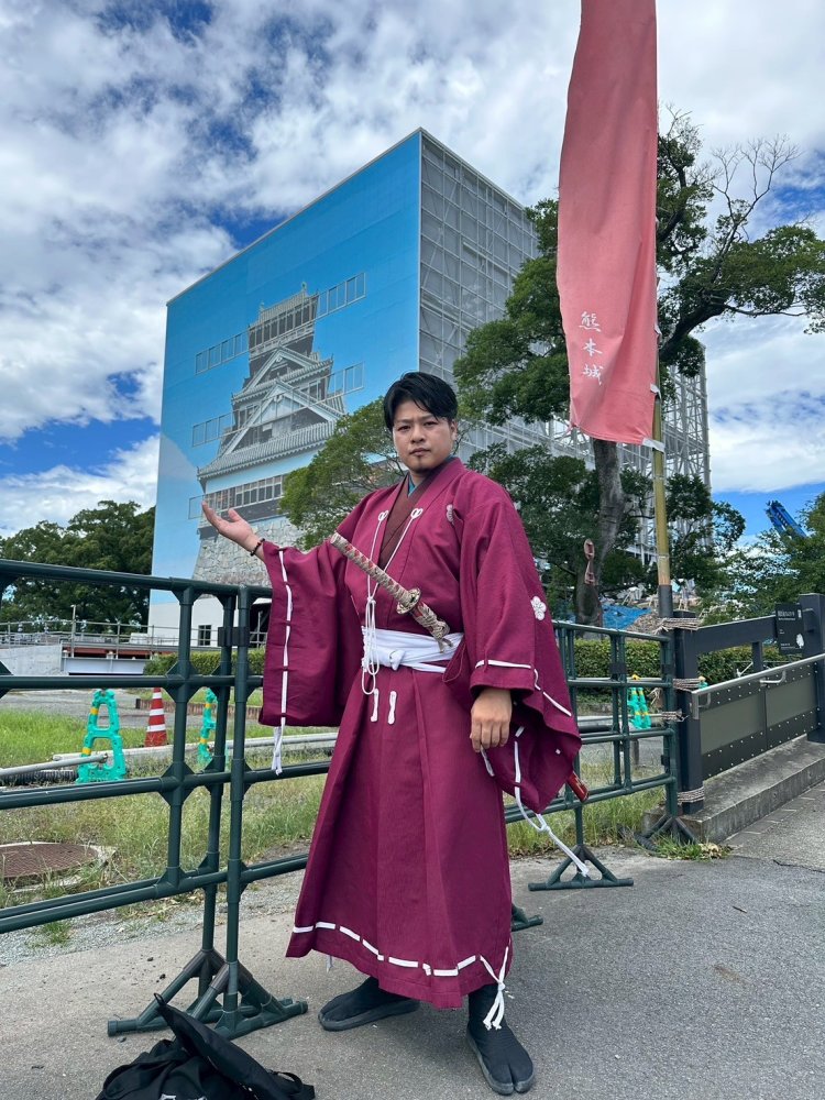 解体作業のため、素屋根と呼ばれる大きな鉄骨櫓が組まれております。宇土城城主であった小西行長公の家臣たちが管理したことから、宇土櫓の名がつきました。