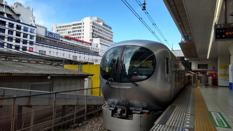 池袋駅から出発する特急Laview（ラビュー）、大きな窓から沿線の風景を楽しめる。