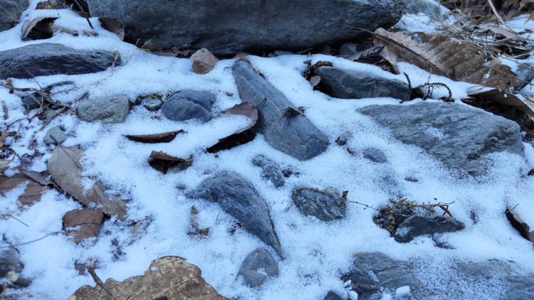 山にはうっすらと雪が残っている。