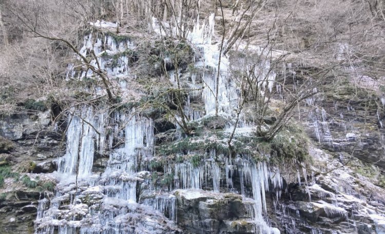 自然が創り出した見事な氷のオブジェが登場。