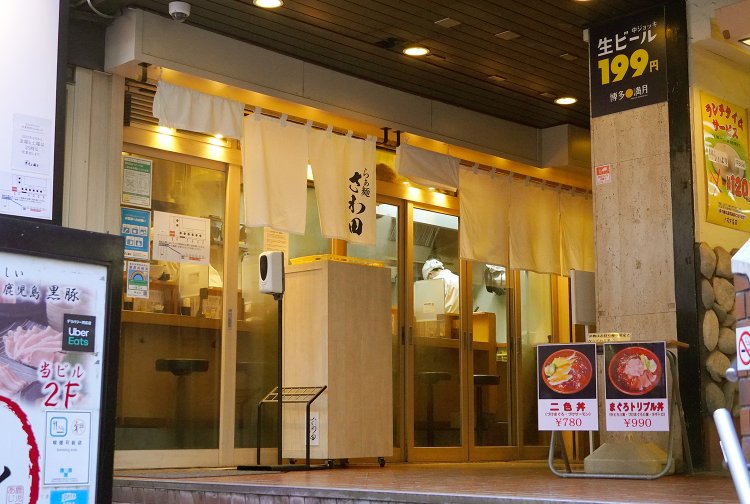 看板のすぐ右が店。行列ができていることもしばしば。