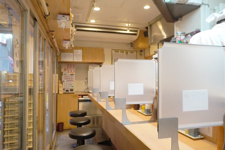 奥の券売機で食券を買うシステム。