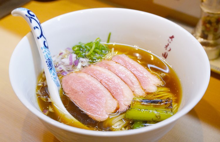 和食のようなさらりとした味わいがとても上品で、気がつけばスープを飲み干してしまうほど。