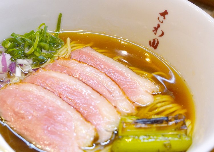 九条ネギを鴨ロースで巻いて食べるのもおすすめ。