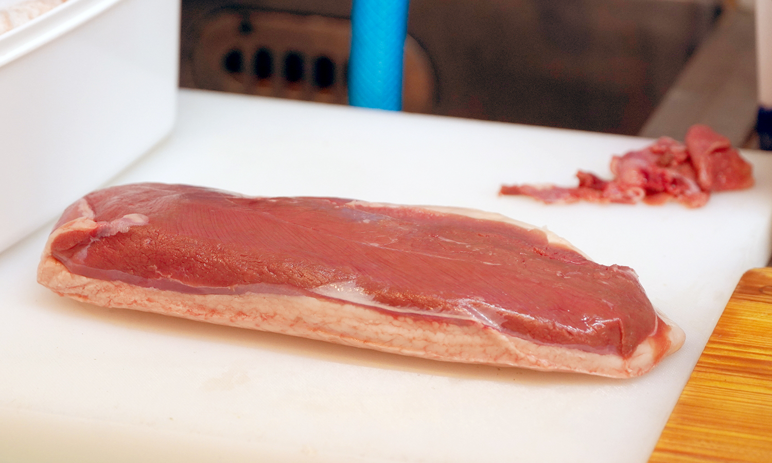 鴨のロース肉。筋などを取って低温調理する。