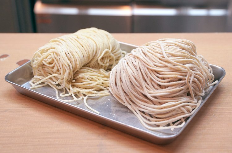 右は鴨ロース麺や中華そばに使用。左は煮干しそばに使用。小麦粉の配合、太さなどに違いがある。