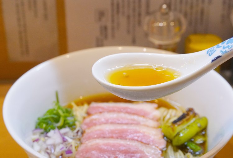 脂の浮きが少ない透き通ったスープ、鴨ロースの薄いピンク色。とても美しい。