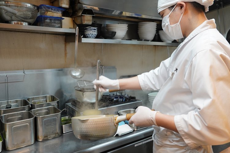 温度管理など細かい部分まで丁寧に作業する店長の菅野さん。