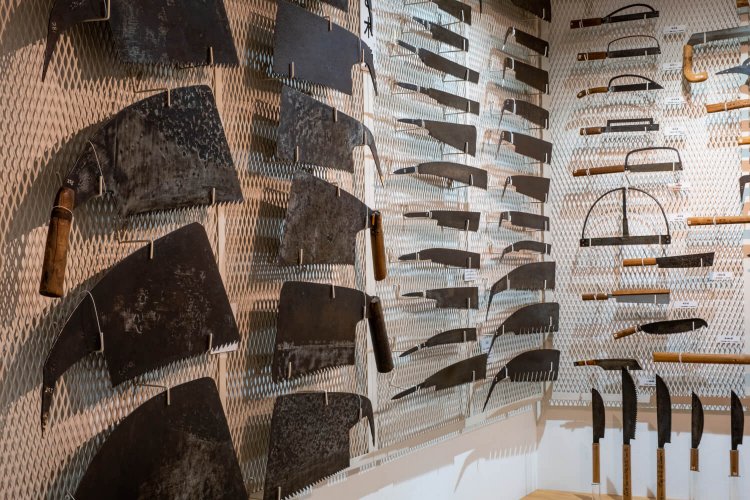 所狭しと大小300点もの鋸が並ぶ「鋸展示室」。