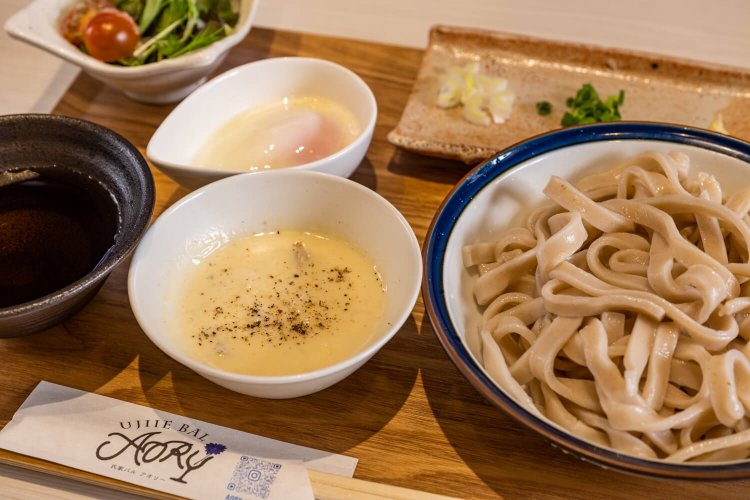 ドリンク付きのW氏家うどんランチ膳 並盛930円。カルボナーラつゆは生クリームに那須御用卵の温泉たまごを後から投入する。