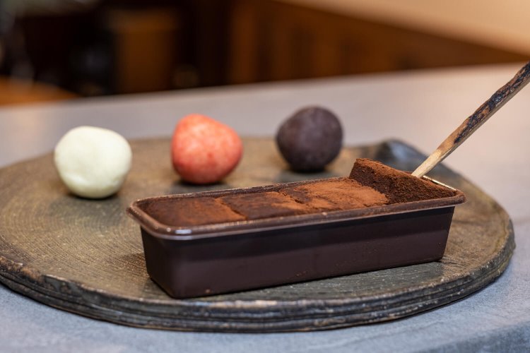 生ちょこ和酒378円は2段重ねで8個入り（手前）。奥は左から白いいちご、真っ赤ないちご、大人のいちごで、単品の場合は各1袋324円。