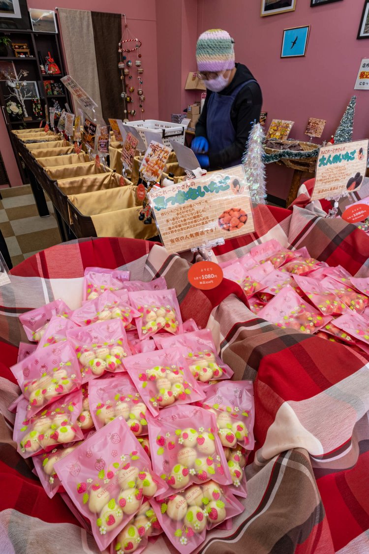 店舗中央に置かれた商品は全部で15～20種。5袋よりどりで1080円。