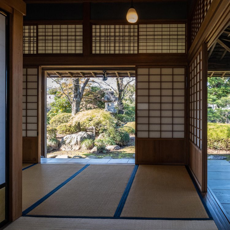 明治33年（1900）築の鐵竹堂内から手入れされた日本庭園を見通す。