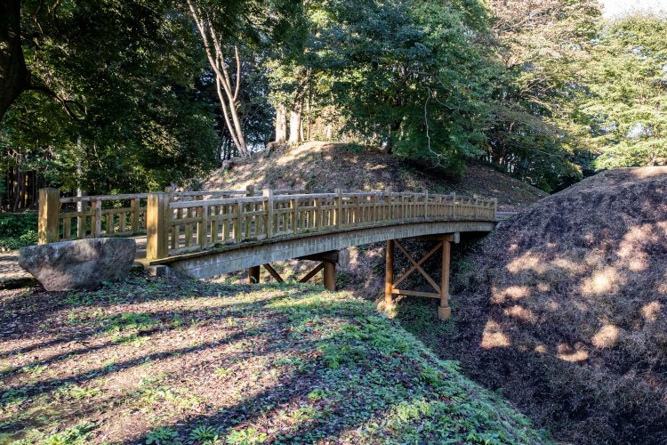 空堀の上に復元された大手口橋。橋を渡った先に本丸跡が広がる。