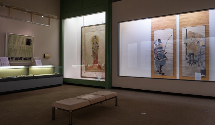 日本画の画材も展示された「荒井寛方記念室」。作品の大きさにも驚く。