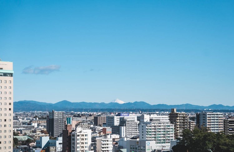 浜松城天守閣最上階から、東北方面に見えた富士山を街並みとともに収めた。撮影／ちょりんた（＠chorinta）